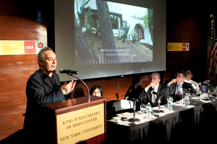 Ferran Adrià durante su intervención en Nueva York Hollywood prepara una película de ficción sobre elBulli inspirada en un libro de Lisa Abend 0