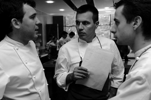 Albert Raurich, Oriol Castro y Eduard Xatruch / Maribel Ruíz de Erenchun Entrevista a Ferran Adrià – elBulli y la Fundación (1) 4