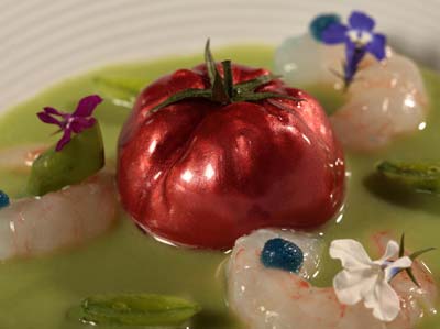 Tomate raf relleno de pipirranacon licuado de judías, tomates verdes y quisquillas crudas, de Dani García