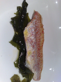 Piel de salmonete con algas