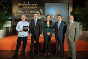 Algunas de las personalidades que acudieron a la presentación del libro