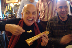 Miquel Brossa con Oriol Rovira en Toulouse comiendo fémur de buey