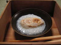 Arroz acompañado por esperma de pez fugu asado y adornado con tres granos de sal gruesa Arroz acompañado por esperma de pez fugu asado y adornado con tres granos de sal gruesa
