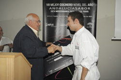 Alfonso Benigno recibiendo el premio