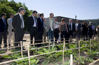 Toni Massanés enseñando las instalaciones a las autoridades