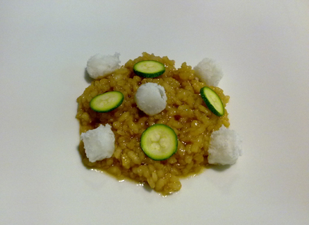 Arroz meloso de pollo de campo con calabacines tiernos y sepia escarchada Arroz meloso de pollo de campo con calabacines tiernos y sepia escarchada