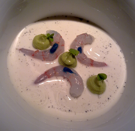 Quisquillas de Santa Pola con guacamole, aceituna negra y leche de almendras Quisquillas de Santa Pola con guacamole, aceituna negra y leche de almendras