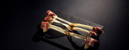 CAJA TORÁCICA - Chips de yuca con alganorit y tataki de pluma de ibérico