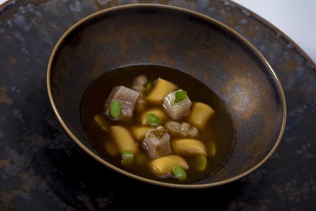 Dashi de cerdo ibérico de bellota, cuajo de su manteca colorá y su papada confitada con habas (2009) 