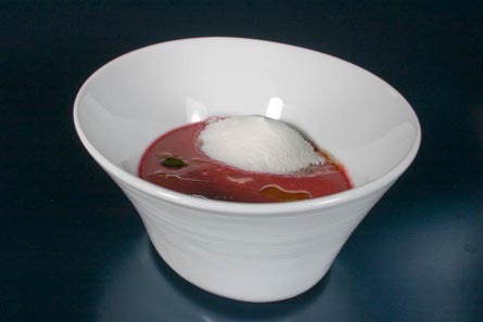 Gazpacho de cerezas, nieve de queso fresco y anchoas (2002)