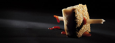HARAKIRI - Pargo con semillas de sésamo blanco y gazpacho de pimiento rojo
