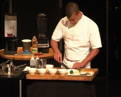 Uno de los ayudantes preparando una receta franco-americana.