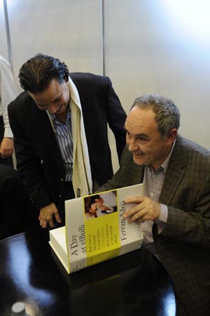 Ferran Adrià firmando ejemplares del libro "Un día en elBulli" 