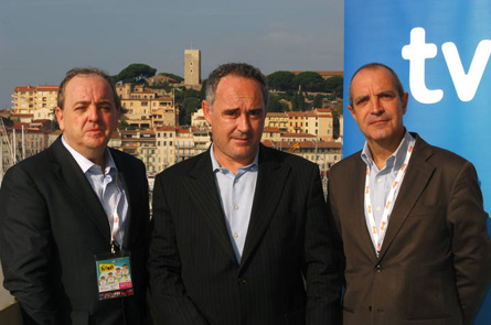 De izquierda a derecha, el director de TVE, Javier Pons, el cocinero Ferrán Adriá y el presidente de RTVE, Luis Fernández. Los tres han presentado la nueva serie sobre elBulli en el Mipcom de Cannes.