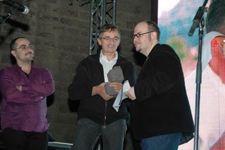 Jordi Butrón concediendo el premio a Michel Bras en reconocimiento a su dulce carrera