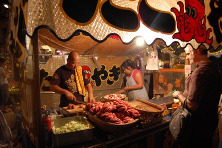 A los japoneses, muy ligados a su comida tradicional, les cuesta asimilar nuevos estilos de cocina A los japoneses, muy ligados a su comida tradicional, les cuesta asimilar nuevos estilos de cocina