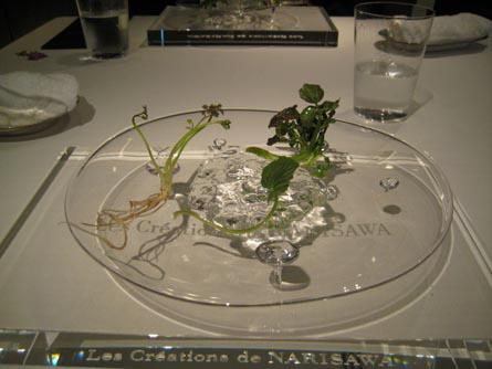 Uno de los platos que ofrece el cocinero Yoshihiro Narisawa en su restaurante Uno de los platos que ofrece el cocinero Yoshihiro Narisawa en su restaurante
