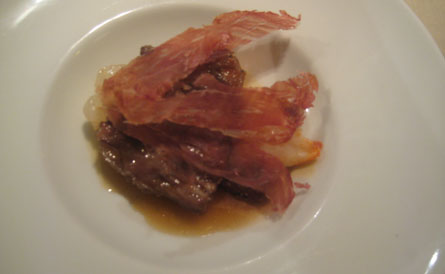 Tradición, mar y dehesa: RABITOS DE CERDO IBÉRICO ESTOFADOS Y CIGALITAS SALTEADAS bañados con la reducción del jugo de cocción infusionado con jamón ibérico de bellota