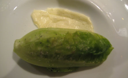 Un ensayo sobre las ensaladas: COGOLLO TIBIO embebido en salmuera de vainilla aliñado con vinagre balsámico y piel de leche de caserío
