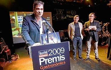 Carles Abellán recibiendo el galardón. Atrás, los cocineros Nando Jubany e Isma Prados / Joan Puig, El Periódico Carles Abellán recibiendo el galardón. Atrás, los cocineros Nando Jubany e Isma Prados / Joan Puig, El Periódico