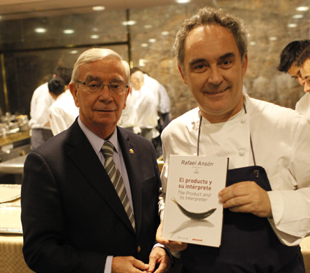 Rafael Ansón y Ferran Adrià sujetando "El producto y su intérprete" / Francesc Guillamet Rafael Ansón y Ferran Adrià sujetando "El producto y su intérprete" / Francesc Guillamet