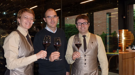 Isabelle Brunet y César Cánovas, coodirectores y sumilleres de Monvínic; y, en el medio, Jordi Bort, presidente de la ACS
