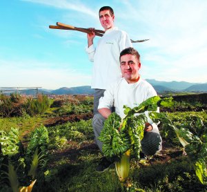 Gorka, arrodillado, junto a su hermano Kepa, en la huerta del caserío familiar Gorka, arrodillado, junto a su hermano Kepa, en la huerta del caserío familiar