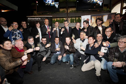 Al centro los directivos de Alimentaria y el conseller, rodeados por los cocineros Al centro los directivos de Alimentaria y el conseller, rodeados por los cocineros