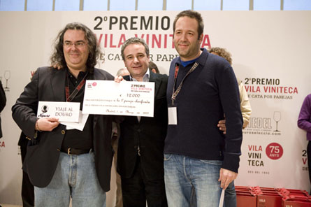 Los ganadores de la segunda edición y, en el medio, Quim Vila