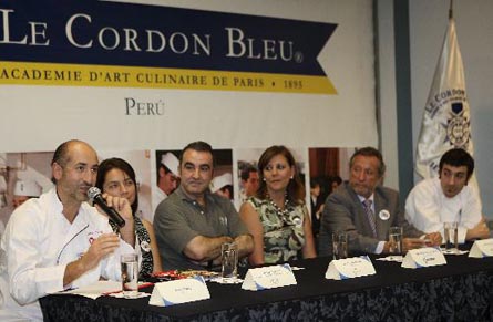 Aitor Elizegui, al micro, durante la rueda de prensa de bienvenida en Lima Aitor Elizegui al micro, durante la rueda de prensa de bienvenida en Lima