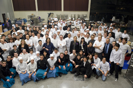 Cocineros, camareros... Todo el equipo que hizo posible la cena del "Català de l'Any" / Joan Masats Cocineros, camareros... Todo el equipo que hizo posible la cena del "Català de l'Any" / Joan Masats