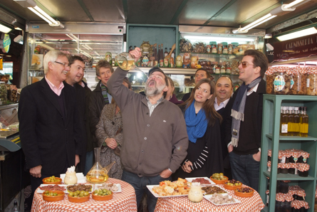 Llorenç Petràs enseñando como se debe beber con "porró" / Ramon Morales Petràs enseñando como se debe beber con "porró" / Ramon Morales
