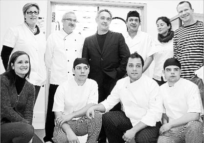 Ferran Adrià con el personal de cocina del hospital manresano / Vall de Vilaramó Ferran Adrià con el personal de cocina del hospital manresano / Vall de Vilaramó