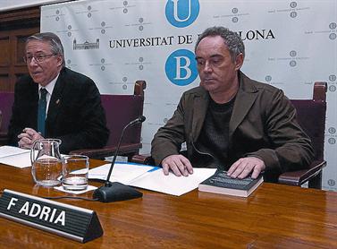 El rector de la UB, Dídac Ramírez, y Ferran Adrià / Sergio Lainz