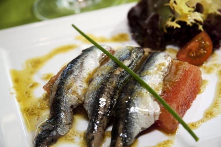 Gelée de tomate con boquerones al ajo y perejil Gelée de tomate con boquerones al ajo y perejil