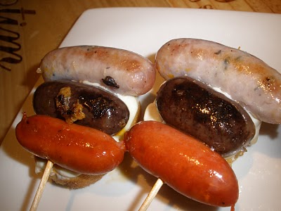 Los pintxos de txistorra, morcilla y sachicha con parmesano / Foto tomada del blog de Philippe Regol