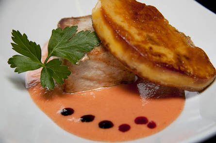 Salmorejo de frutos rojos, atún y foie Salmorejo de frutos rojos, atún y foie