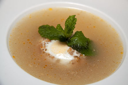 Sopa de migas con huevo poché Sopa de migas con huevo poché