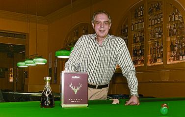 Nicolás Pasielo, en el bar Snooker, en cuyas pardes lucen 1.800 botellas de whisky y otras mil de otros licores Nicolás Pasielo, en el bar Snooker, en cuyas pardes lucen 1.800 botellas de whisky y otras mil de otros licores