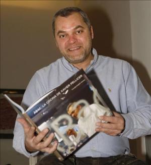 Xavier Pellicer con el último libro que ha publicado