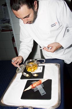 Rafa Zafra preparando las olivas esféricas / Germán Fernández Rafa Zafra preparando las olivas esféricas / Germán Fernández