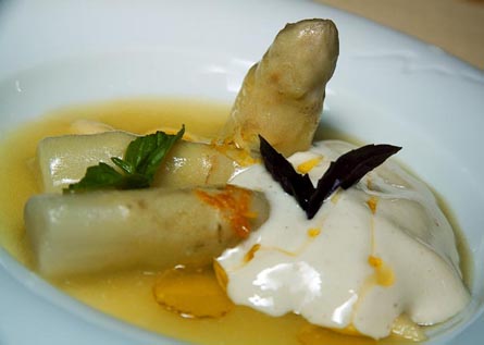 Espárragos blancos en su jugo con aceite de oliva virgen extra / Germán Fernández Espárragos blancos en su jugo con aceite de oliva virgen extra / Germán Fernández
