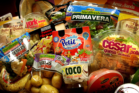 Expositor de una tienda de alimentación repleto de productos de cuarta gama / Tania Castro Expositor de una tienda de alimentación repleto de productos de cuarta gama / Tania Castro