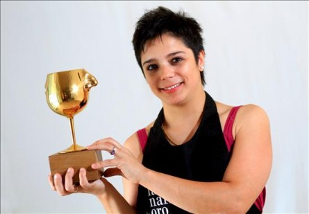 Andrea Alonso con el trofeo que la acredita como "Nariz de Oro 2010"