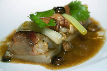 Panceta ibérica confitada con buey de mar a la Cantonesa / Germán Fernández Panceta ibérica confitada con buey de mar a la Cantonesa / Germán Fernández