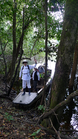 Desembarco desde un bote auxiliar en el subafluente río Yanayacu de Aguas Negras, para un paseo por un camino que nuestro guía abrió a machetazos a través de la selva.