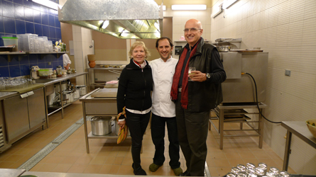 Con Pedro Miguel Schiaffino considerado el cuarto mejor cocinero de Perú según la extensa guía peruana Summum 2010, y Ana Saura (propietaria del restaurante Icho). Con Pedro Miguel Schiaffino considerado el cuarto mejor cocinero de Perú según la extensa guía peruana Summum 2010, y Ana Saura (propietaria del restaurante Icho).