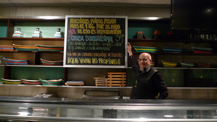 Carta escrita en la pizarra del restaurante "La Mar" de Gastón Acurio, considerado como el mejor cocinero del país. Vemos que los precios de los menús oscilan entre 31 y 59 soles (aproximadamente 10 / 20 €) ¡Eso si, de forma ostensible, el servicio reclama propina por escrito! Carta escrita en la pizarra del restaurante "La Mar" de Gastón Acurio, considerado como el mejor cocinero del país. Vemos que los precios de los menús oscilan entre 31 y 59 soles (aproximadamente 10 / 20 €) ¡Eso si, de forma ostensible, el servicio reclama propina por escrito!