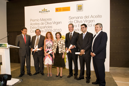 Elena Espinosa, en el centro, junto a los ganadores Elena Espinosa, en el centro, junto a los ganadores