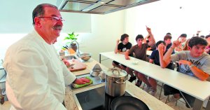 Pedro Subijana ejerció de profesor en el primer curso de la nueva institución Pedro Subijana ejerció de profesor en el primer curso de la nueva institución